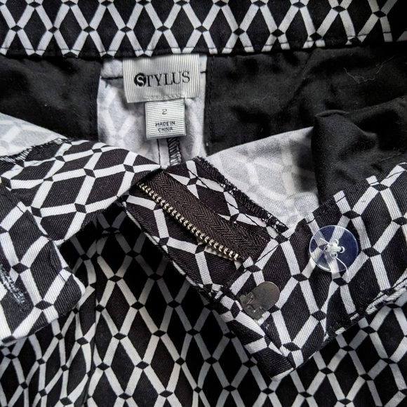 Stylus Black White Geometric Lattice Print Shorts with Pockets, Unlined- sz 2 - Picture 5 of 7